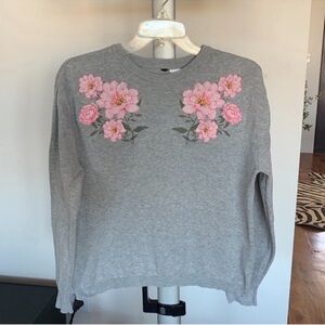 H&M embroidered knit pullover sweater/top Sz M Gray pink Rose crewneck